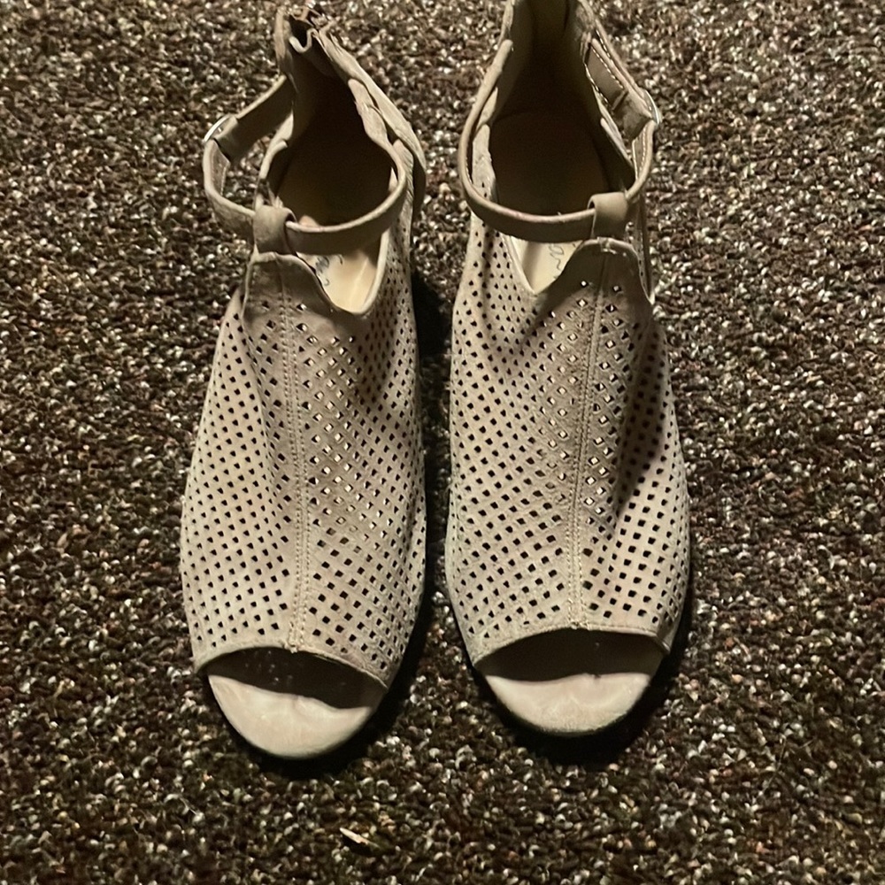 Bella Vita, open toe suede perforated shoe.